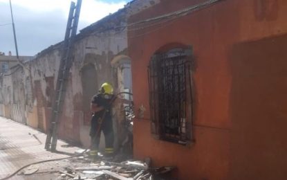 Agentes de la Policía Local intervienen junto a Policía Nacional y Bomberos en el incendio de una vivienda en la calle González de la Vega