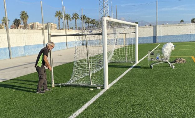 Deportes continúa realizando trabajos de mejoras en los campos de fútbol municipales