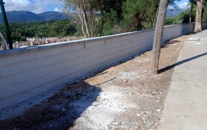 Reconstruido el muro de una parcela municipal en la zona de Mirador del Río