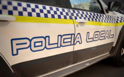 La Policía Local detiene a dos personas y recupera un vehículo ciclomotor robado