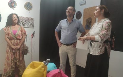 Juan Franco ha visitado esta mañana la exposición “Latidos” en la sala de exposiciones temporales del Museo Cruz Herrera