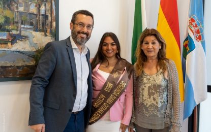 El alcalde recibe a la linense Celeste Santiago, segunda dama en en el certamen Miss Belleza Gitana