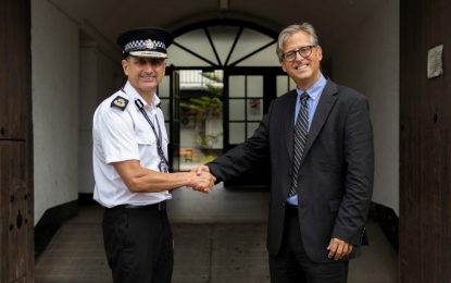 Nigel Feetham se estrena como Ministro de Justicia visitando la Comisaría de Policía New Mole House