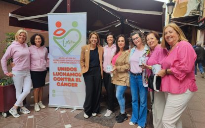 Zuleica Molina visita la mesa de Apron en el Día Mundial de la lucha contra  el cáncer de mama