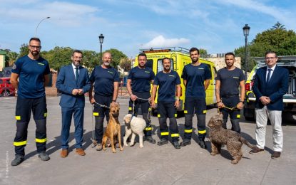 El alcalde recibe a un equipo de bomberos que participó en las tareas de rescate del terremoto de Marruecos