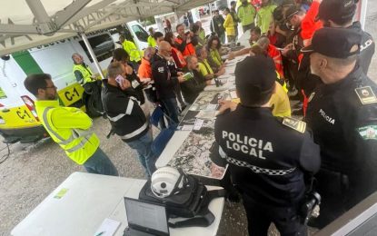 El servicio de Protección Civil y Policía Local junto a operarios de Playas han participado esta mañana en el simulacro de emergencia organizado por la Junta de Andalucía