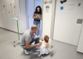 Pequeños ingresados en el Hospital de la Línea reciben visitas caninas que hacen más amable su estancia en el hospital