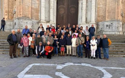 Un grupo de usuarios de los huertos de ocio realizan una visita cultural a Cádiz