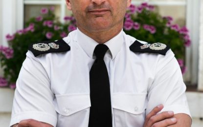 El Comisario de la Policía de Gibraltar, Richard Ullger, colabora en la inspección a las fuerzas del orden de las Islas Vírgenes Británicas