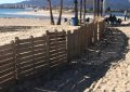 El Ayuntamiento instala pantallas de madera en el frente litoral de la playa de Palmones para prevenir la pérdida de arena