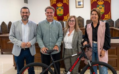Asuntos Sociales adquiere cinco bicicletas para un programa de ocio y tiempo libre con menores en Los Junquillos gracias a una ayuda de Fundación Cepsa