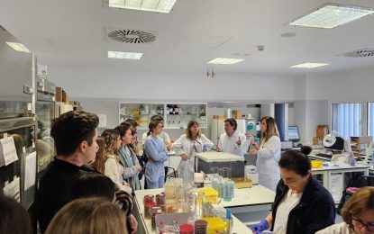 El Hospital de La Línea recibe a 49 estudiantes del ciclo de Farmacia y Parafarmacia del Colegio San José Virgen de La Palma de Algeciras