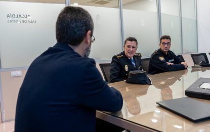 La nueva comisaria jefe de la Policía Nacional en La Línea realiza su primera visita oficial al alcalde