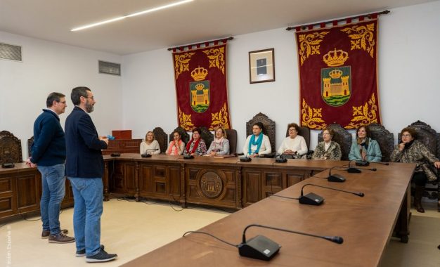El alcalde  recibió a un grupo de mujeres del Centro de Participación Activa de la Atunara
