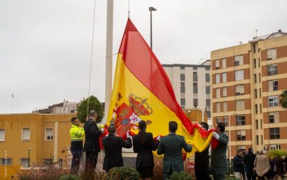 Izada de la bandera y ofrenda floral en La Línea en el Día de la Constitución
