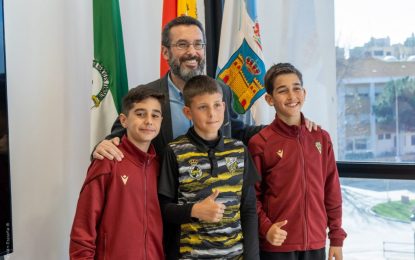 El alcalde recibe a los tres futbolistas alevines linenses convocados por la selección provincial para el campeonato de Andalucía