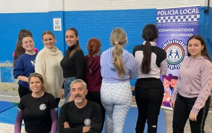 Más de 900 alumnas y profesoras de la ciudad participan en Talleres de Autodefensa ante posibles casos de violencia de género impartidos por la Policía Local
