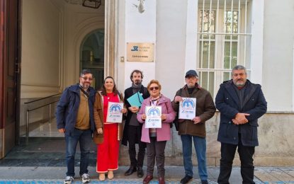 La Mesa de Trabajo por La Línea entrega 3.300 firmas por la Residencia de ancianos de Diputación