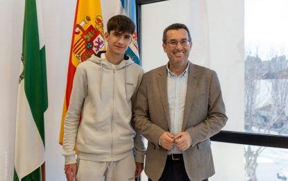 El alcalde recibe a Daniel Junco, futbolista cadete de la selección provincial