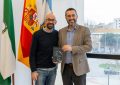 El alcalde recibe al  linense Álvaro Mota tras la presentación en la ciudad de su novela ‘El odio tiene paciencia’