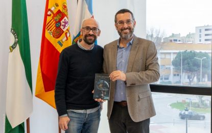 El alcalde recibe al  linense Álvaro Mota tras la presentación en la ciudad de su novela ‘El odio tiene paciencia’