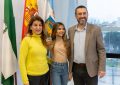 El alcalde recibe a Nerea Montserrat Gómez, joven que este sábado participa como cantante en el concurso de televisión Tierra de talento