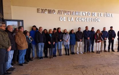 Miembros de la corporación y trabajadores municipales se concentran en recuerdo de las víctimas del incendio de Valencia