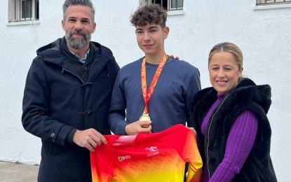 Gallego y Álvarez dan la enhorabuena al joven deportista David Mendoza Mateo por el reconocimiento que le ha brindado la UCB