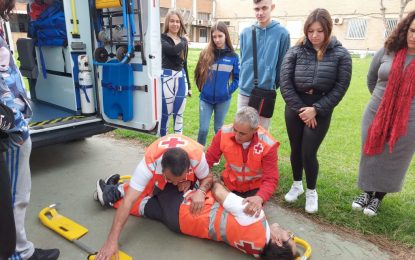 Alumnos del CFO Monte Calpe y del IES Mediterráneo participan en un programa de voluntariado de Cruz Roja