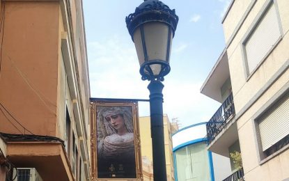 Ejecutado el montaje de las banderolas decorativas con motivos de Semana Santa en las calles del centro de la ciudad