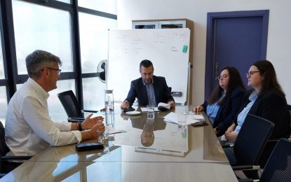 El alcalde conoce Etikal Consulting, un proyecto de emprendimiento social y digital creado por dos jóvenes campogibraltareñas