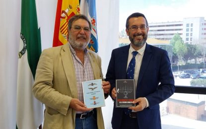 El alcalde recibe al linense, Juan Enrique Puche, exmilitar y autor de varios libros