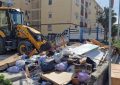 Limpieza y Mantenimiento Urbano colaboran con el uso de maquinaria pesada para la retirada de basuras y vertidos incontrolados en la calle Virgen de Los Milagros