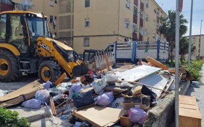 Limpieza y Mantenimiento Urbano colaboran con el uso de maquinaria pesada para la retirada de basuras y vertidos incontrolados en la calle Virgen de Los Milagros