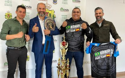 Alconchel felicita a Luis Carlos Brito, luchador de Artes Marciales Mixtas afincado en Los Barrios, por sus logros deportivos