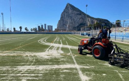 Deportes ejecuta actuaciones de mantenimiento en instalaciones municipales con la dotación de 24 toneladas de arena para el campo José Puyol
