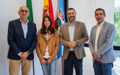 El alcalde recibe a una alumna del IES Mediterráneo que integrará el Consejo de la Defensoría de la Infancia y Adolescencia en Andalucía