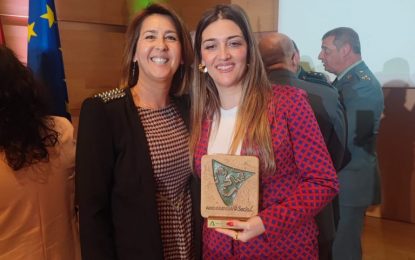Zuleica Molina felicita a Begoña Arana que esta mañana ha recibido en Cádiz uno de los premios Andalucía+Social