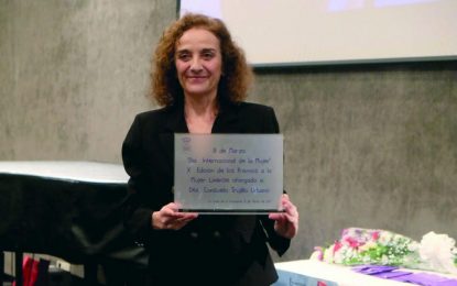 El alcalde y la concejal de Cultura felicitan a Consuelo Trujillo, galardonada con el Premio Godot de Honor en las Artes Escénicas