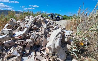 Agentes de la Policía Local localizan a la empresa responsable de un vertido de escombros en el Camino de Torrenueva