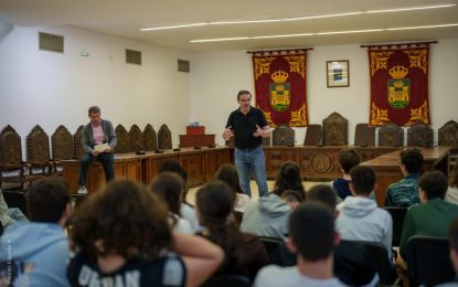 Estudiantes del instituto Mediterráneo conocen las vías de comunicación entre el Ayuntamiento y la ciudadanía