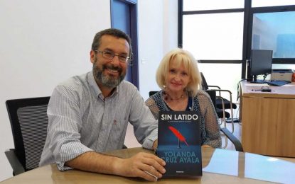 El alcalde recibe a Yolanda Cruz, que mañana presenta en la Feria del Libro de Madrid su novela “Sin latido”