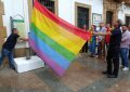 La villa celebra el Día del Orgullo con el izado de la bandera del arcoíris y la lectura de un manifiesto en defensa del colectivo LGTBI+