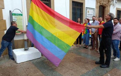 La villa celebra el Día del Orgullo con el izado de la bandera del arcoíris y la lectura de un manifiesto en defensa del colectivo LGTBI+
