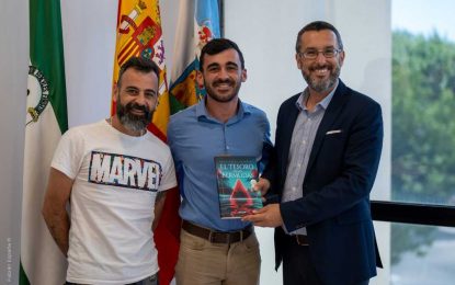 El alcalde recibe a Denis Pérez tras la publicación de su novela, “El tesoro de las Bermudas”