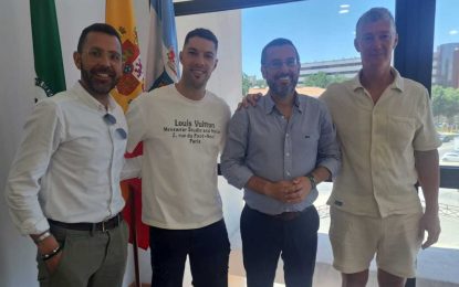 El alcalde recibe al futbolista linense, Tete Morente, que jugará la próxima temporada con el Lecce italiano