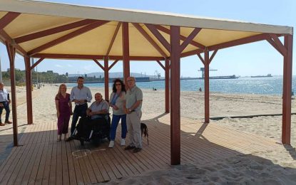 El Ayuntamiento de Los Barrios vuelve a instalar la zona de sombra adaptada para personas con movilidad reducida en la playa de Palmones