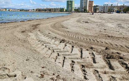 Playas retira 23 toneladas de algas en tan solo dos días tras nuevos arribazones en el litoral de Poniente