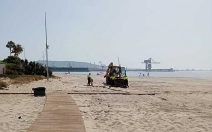 El Ayuntamiento ultima los trabajos de equipamiento en la playa de Palmones para el inicio de la temporada el 15 de junio