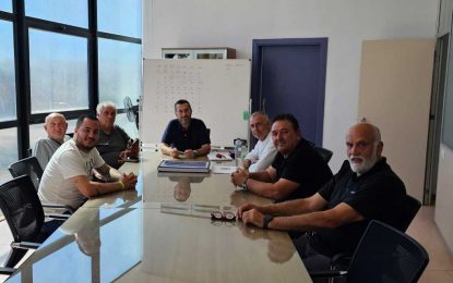 El Ayuntamiento aborda con la directiva del Club Náutico Linense Mar de Levante proyectos de mejora de sus instalaciones